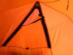 Triangle d'aération à l'intérieur de la tente