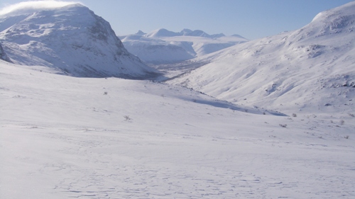 CLadebakte au-dessus de Rapadalen avec Savesvagge<br />à droite et massif de Sarek au fond