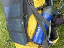 panneau solaire Power3 USB accroché au sac à dos
