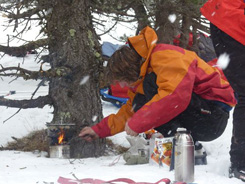 Allumer un réchaud bois dans la neige