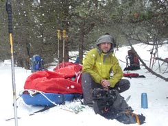 Randonneur assis sur une pulka Snowsled