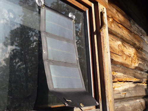 panneau solaire sur une vitre