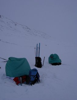 Utilisation d'un sac de survie pour se protéger du vent