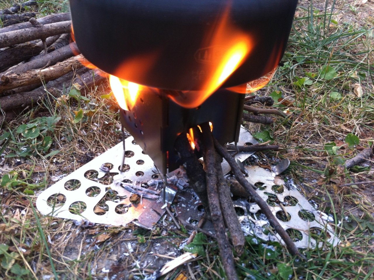 Alimentation en bois par les côtés du foyer.