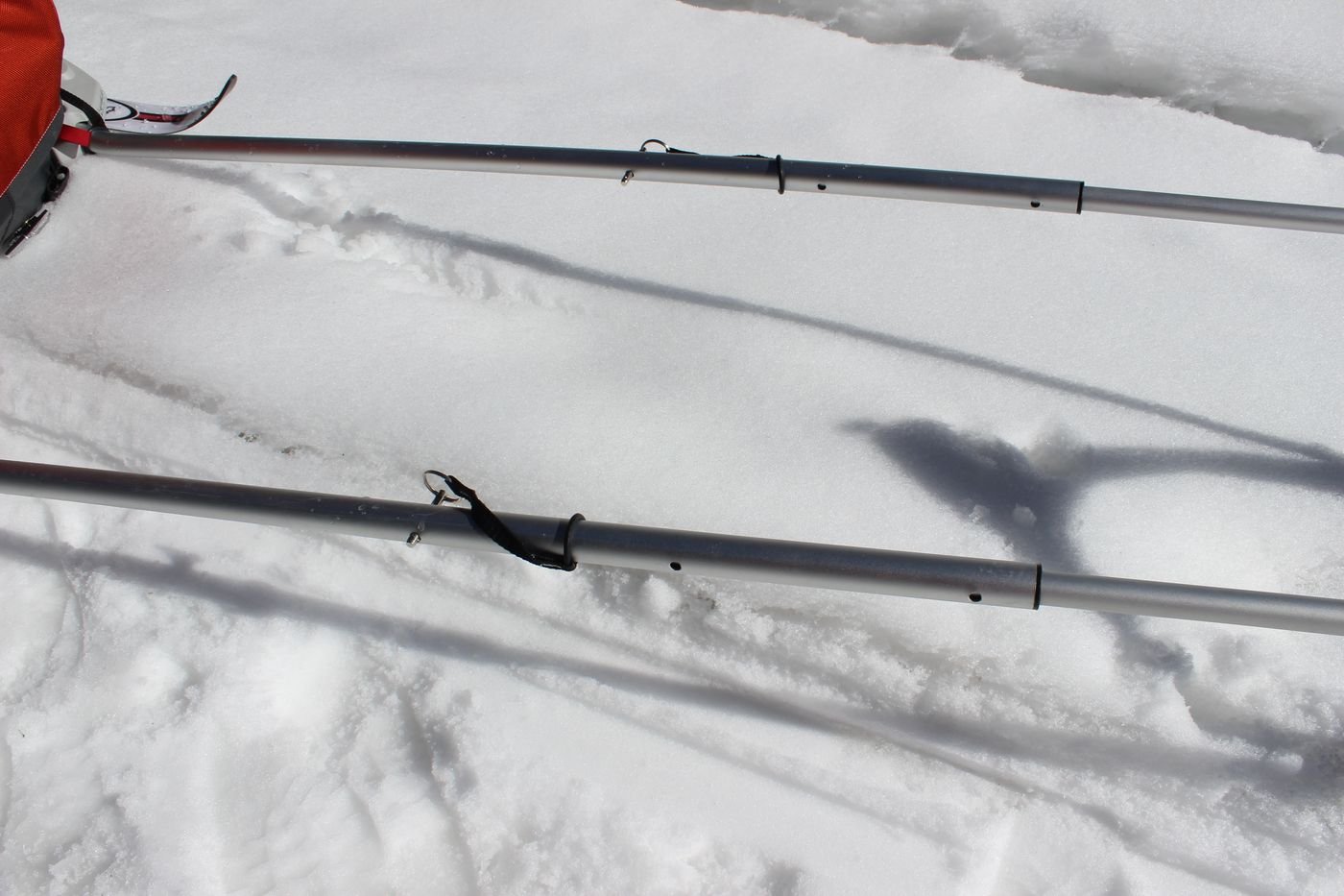 Les brancards sont télescopiques. Cela permet surtout d’ajuster le tangage en fonction de la stature du skieur qui tracte.