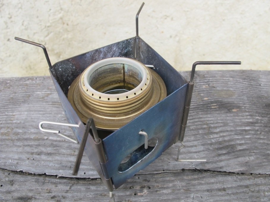 Deux tiges métalliques fournies pour rendre le foyer compatible avec un brûleur à alcool.