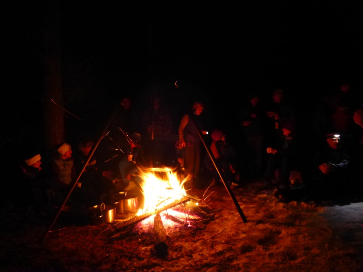 Soirée conviviale autour du feu de bois