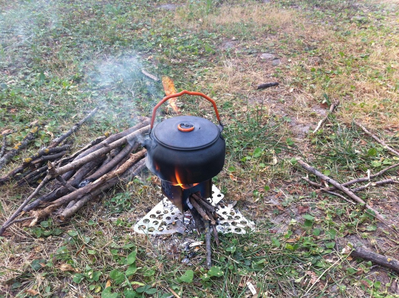 Production de fumée, de flammes et de suie propre à tous les réchauds à bois