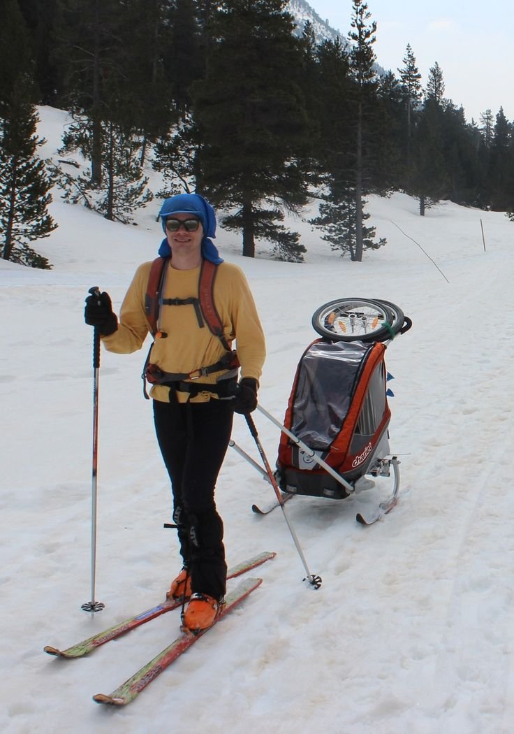 Nous fixons les roues sur le « guidon » de la remorque, avec des petites bandes attache-skis en velcro.